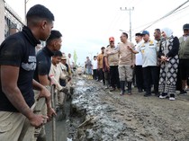 Berjibaku Pulihkan Aceh Tamiang, Praja IPDN Bersihkan Permukiman Warga