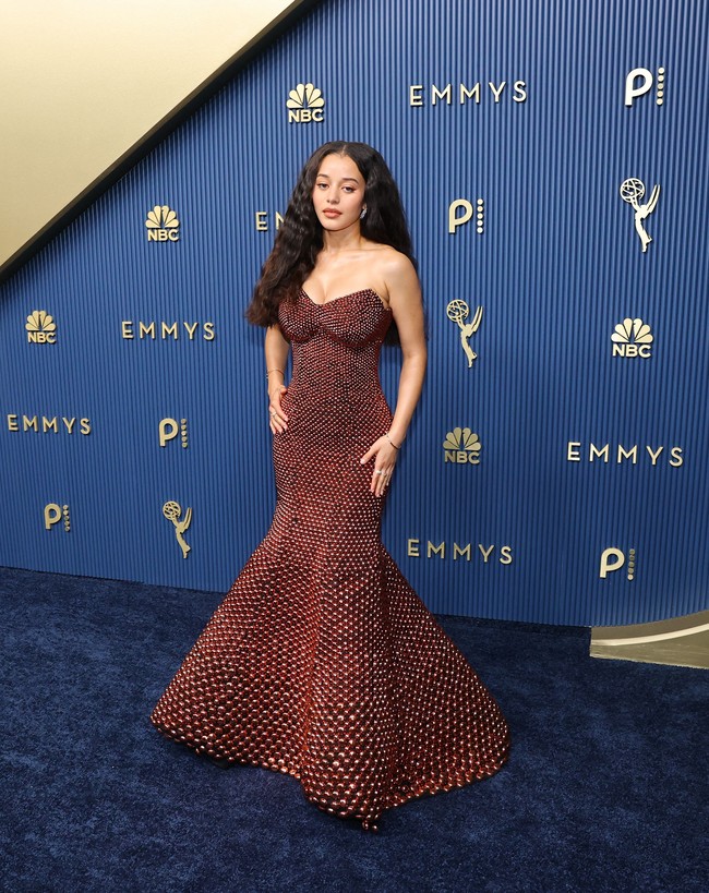 Chase Infiniti berbalut gaun bustier panjang Louis Vuitton berbahan organza hitam yang dihiasi bordir cabochon berwarna copper. Penampilannya disempurnakan dengan perhiasan Hearts on Fire. (Foto: REUTERS/DANIEL COLE)
