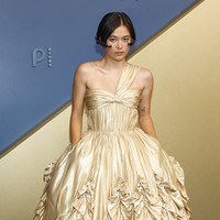 Lukita Maxwell mengenakan Louis Vuitton. Aktris Hollywood berdarah campuran AS-Indonesia ini tampil dalam gaun bustier berpotongan ankle-length dengan detail ruffle pada rok siluet balon, yang dibuat dari bahan taffeta berwarna champagne gold muda. Penampilan bintang serial Apple TV Shringking ini dipadukan dengan pumps satin putih serta koleksi Louis Vuitton High Jewelry. (Foto: REUTERS/Caroline Brehman)