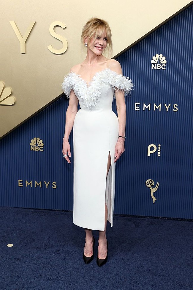 Nicole Kidman memakai gaun bustier Chanel berbahan wool crepe yang dihiasi 46 bunga dari susunan berlapis silk crepe, silk organza, dan rafia, dalam palet warna putih yang lembut. Penampilannya dilengkapi sepatu Chanel serta koleksi perhiasan high jewelry dari Chanel. (Foto: Kevin Mazur/Getty Images/Kevin Mazur)