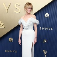 Nicole Kidman memakai gaun bustier Chanel berbahan wool crepe yang dihiasi 46 bunga dari susunan berlapis silk crepe, silk organza, dan rafia, dalam palet warna putih yang lembut. Penampilannya dilengkapi sepatu Chanel serta koleksi perhiasan high jewelry dari Chanel. (Foto: Kevin Mazur/Getty Images/Kevin Mazur)