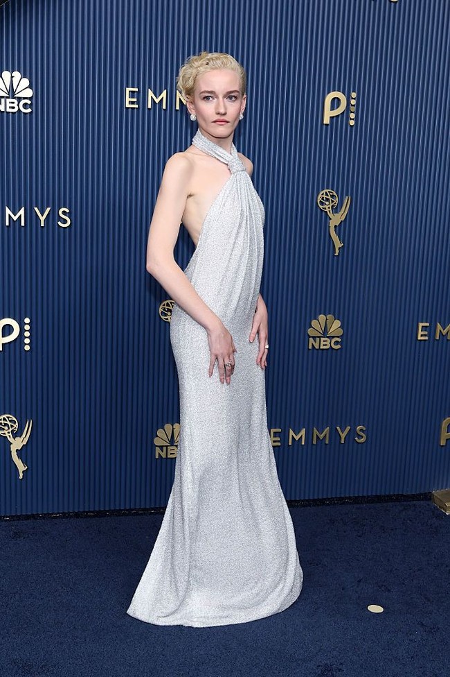 Gaun malam Loewe model halter neck menjadi andalan aktris Julia Garner. Busana terebut hadir dengan hiasan manik-manik bergaya caviar yang memenuhi seluruh bagian gaun. Ia melengkapi penampilannya dengan sepatu BETZÁBE. (Foto: Kevin Mazur/Getty Images/Kevin Mazur)