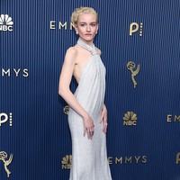 Gaun malam Loewe model halter neck menjadi andalan aktris Julia Garner. Busana terebut hadir dengan hiasan manik-manik bergaya caviar yang memenuhi seluruh bagian gaun. Ia melengkapi penampilannya dengan sepatu BETZÁBE. (Foto: Kevin Mazur/Getty Images/Kevin Mazur)
