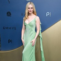 Elle Fanning berjalan di karpet biru dengan elegan dalam gaun Ralph Lauren berwarna hijau jade. Gaun yang sleek ini memiliki garis leher V yang rendah. Material silk chiffon yang dihiasi bordiran berkilau memberikan efek shimmer ekstra pada gaunnya. (Foto: Variety via Getty Images/Gilbert Flores)