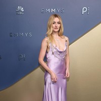 Juga mengenakan Chanel, Sarah Pidgeon memilih gaun berbahan satin lilac dengan potongan bias yang dihiasi rangkaian rantai emas dan perak yang saling bertaut, lengkap dengan kristal, manik-manik emas, serta mutiara putih dan lilac. Ia menyempurnakan penampilannya dengan perhiasan dari Chanel High Jewelry. (Foto: WireImage/John Shearer)