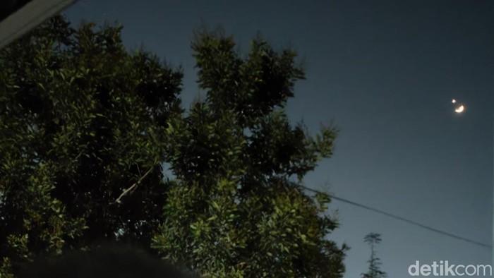 Bulan sabit dan Venus yang menghiasi langit malam, terlihat dari Bogor pada Senin 14 September 2026
