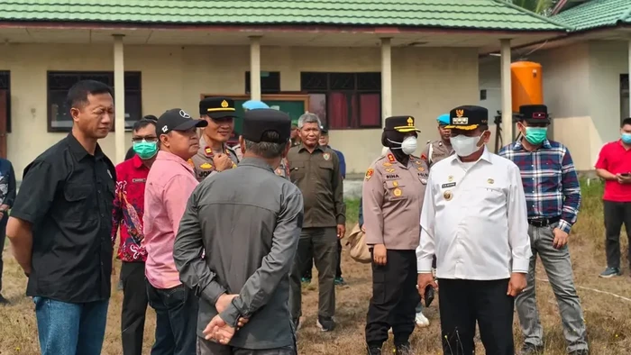 Bupati Kapuas HM Wiyatno bersama rombongan turun langsung mengecek kondisi sekolah setelah kebakaran.