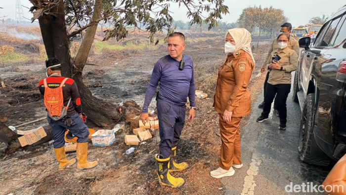 Bupati Kobar Nurhidayah bersama Wakil Bupati Suyanto kembali turun langsung memantau penanganan karhutla di Kilometer 22 Jalan Pangkalan BunKotawaringin Lama, Selasa (15/9/2026)