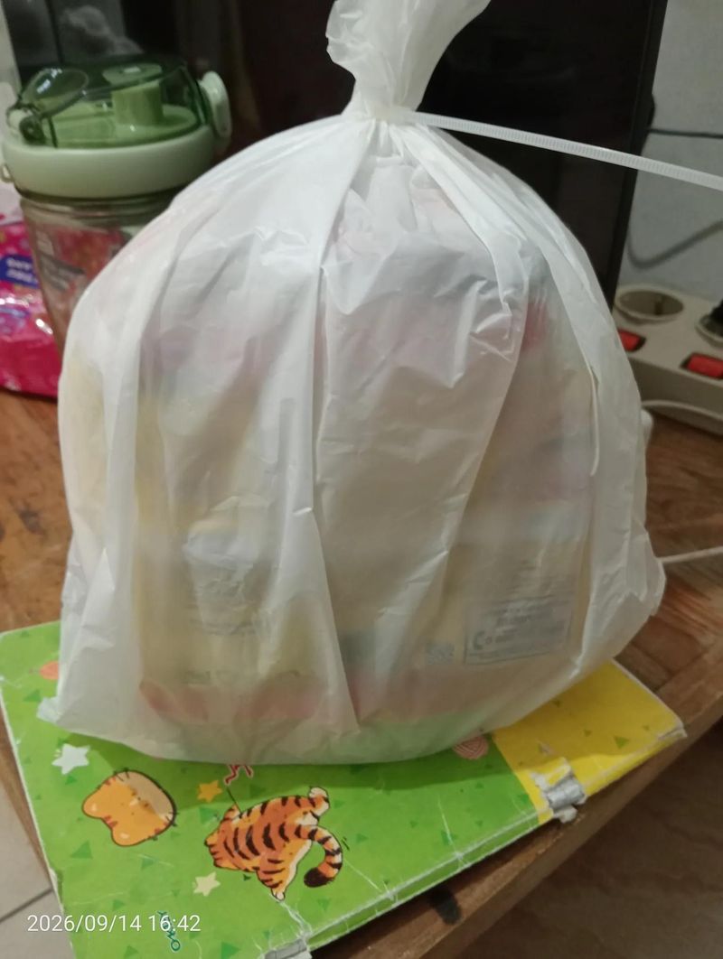 Dapat Bingkisan Makanan, Wanita Ini Curhat Isinya Kedaluwarsa!