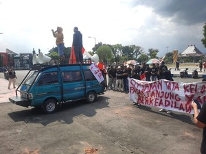 Pedagang dan Mahasiswa Jember Demo Soroti Penataan Pasar