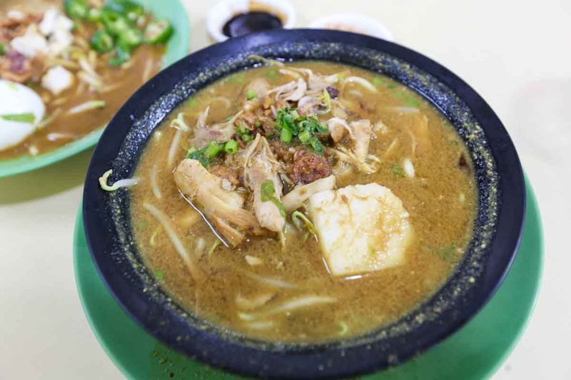 Di Singapura Ada Warung Soto Ayam Halal Legendaris, Segini Harga Menunya!