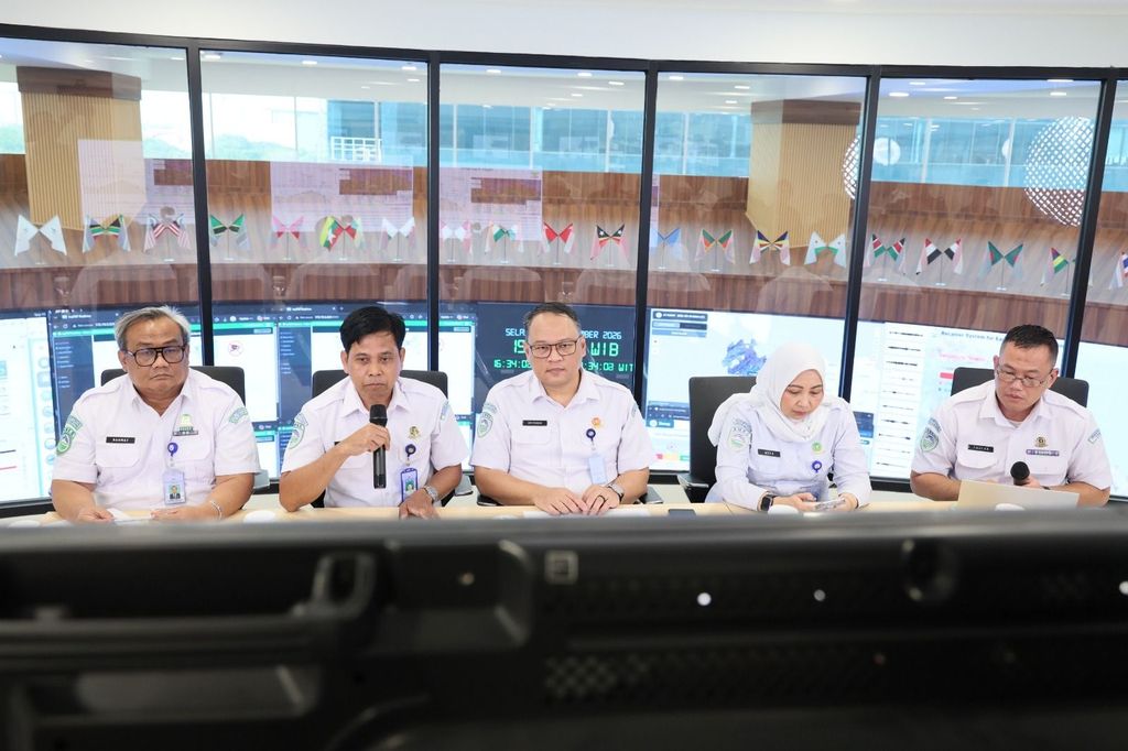Direktur Gempa Bumi dan Tsunami Wijayanto (kedua dari kiri), Plh. Deputi Bidang Geofisika, Ardhasena Sopaheluwakan (Tengah) dalam Konferensi Pers BMKG Direktur Gempa Bumi dan Tsunami Wijayanto (kedua dari kiri), Plh. Deputi Bidang Geofisika, Ardhasena Sopaheluwakan (Tengah) dalam Konferensi Pers BMKG