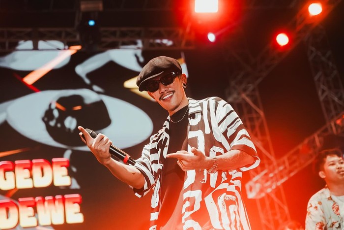 Lagu Wasap Mamen viral di TikTok, menggabungkan ritme ceria dan lirik mendalam tentang perjuangan hidup. Dikenal luas, bahkan oleh tokoh publik.