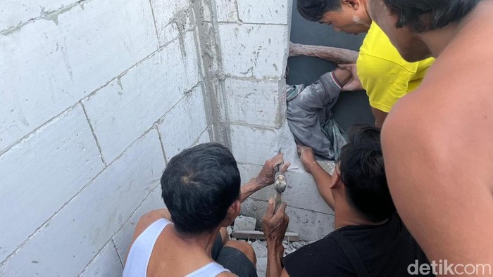 Evakuasi Dimyati yang terjepit pagar dan dinding rumah di Mojokerto