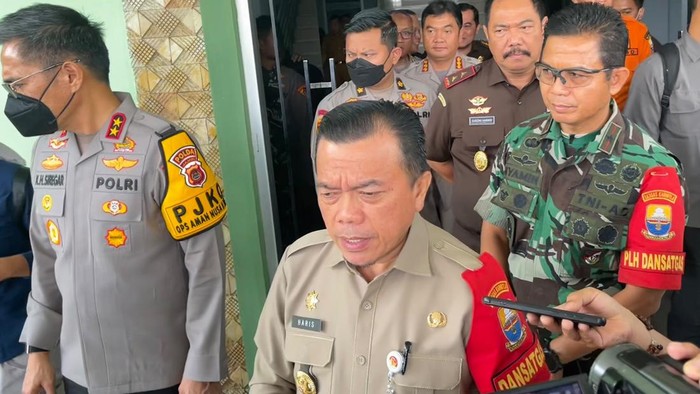 Gubernur Jambi Al Haris bersama Forkopimda saat bahas karhutla