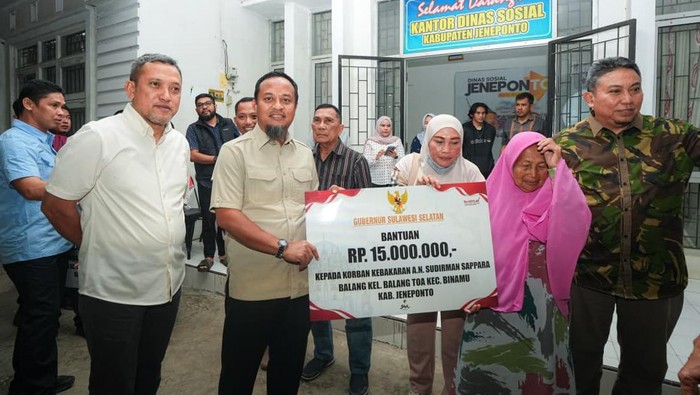 Gubernur Sulsel Andi Sudirman Sulaiman menyerahkan bantuan bagi korban kebakaran di Jeneponto.
