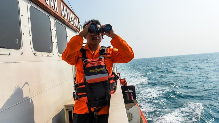 Petugas Basarnas KN SAR Antasena melakukan pengamatan saat operasi pencarian lima jurnalis dan tiga awak kapal yang hilang kontak di perairan Selat Sunda, Banten, Selasa (15/9/2026). Hari kedelapan pencarian, tim SAR gabungan membagi wilayah operasi menjadi lima sektor dengan total luas area pencarian 3.962 mil laut persegi dengan melibatkan 20 kapal. ANTARA FOTO/Indrianto Eko Suwarso/agr
