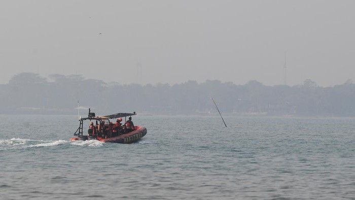 Personel tim SAR gabungan berada di kapal Rigid Inflatable Boat (RIB) 02 Banten saat operasi pencarian hari kedelapan jurnalis yang hilang kontak di Carita, Pandeglang, Banten, Selasa (15/9/2026). Tim SAR gabungan kembali melaksanakan pencarian lima 