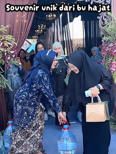 Heboh video viral bu hajat pesta khitanan berbusana bak resepsi pernikahan yang membagikan souvenir unik berupa galon air mineral kepada para tamu undangan. Heboh video viral bu hajat pesta khitanan berbusana bak resepsi pernikahan yang membagikan souvenir unik berupa galon air mineral kepada para tamu undangan.