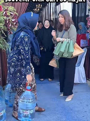 Heboh video viral bu hajat pesta khitanan berbusana bak resepsi pernikahan yang membagikan souvenir unik berupa galon air mineral kepada para tamu undangan. Heboh video viral bu hajat pesta khitanan berbusana bak resepsi pernikahan yang membagikan souvenir unik berupa galon air mineral kepada para tamu undangan.