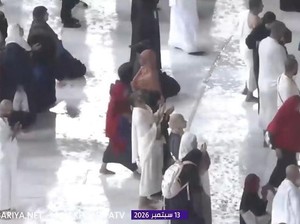 Video Hujan Deras Tak Hentikan Jemaah Berdoa-Tawaf Mengelilingi Kakbah