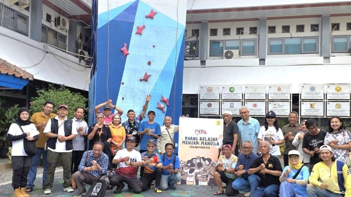 HUT Ke-68, Alumni Smandel Luncurkan Buku EXPA Ruang Belajar Menjadi Manusia