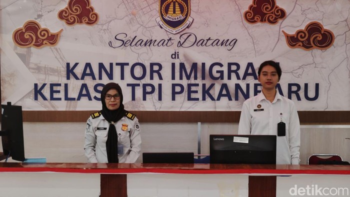 Petugas merekam data pemohon pembuatan paspor di Kantor Imigrasi Kelas I TPI Pekan Baru, Riau, Selasa  (15/9/2026).