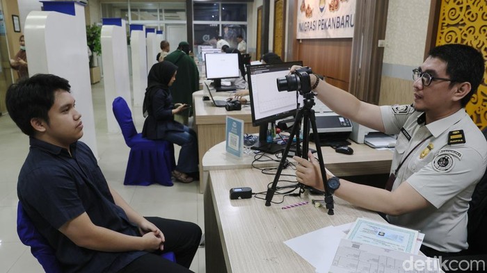 Petugas merekam data pemohon pembuatan paspor di Kantor Imigrasi Kelas I TPI Pekan Baru, Riau, Selasa  (15/9/2026).