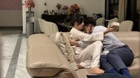 Yakup Hasibuan yang memeluk Jessica Mila usai tahu bakal punya anak lagi.  Foto: dok instagram Jessica Mila