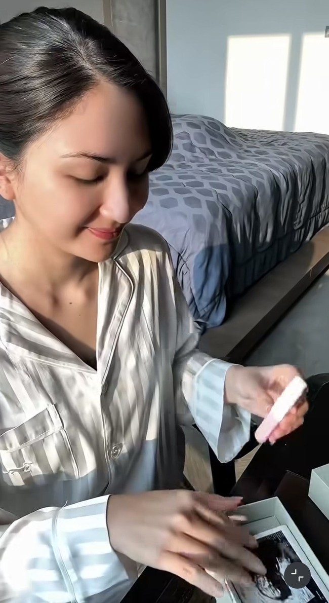Tampil natural tanpa makeup dan masih mengenakan baju tidur, Jessica kemudian menyiapkan test pack yang akan diberikan sebagai kejutan untuk suaminya, Yakup Hasibuan. Foto: Instagram/@jscmila