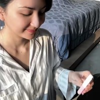 Tampil natural tanpa makeup dan masih mengenakan baju tidur, Jessica kemudian menyiapkan test pack yang akan diberikan sebagai kejutan untuk suaminya, Yakup Hasibuan. Foto: Instagram/@jscmila