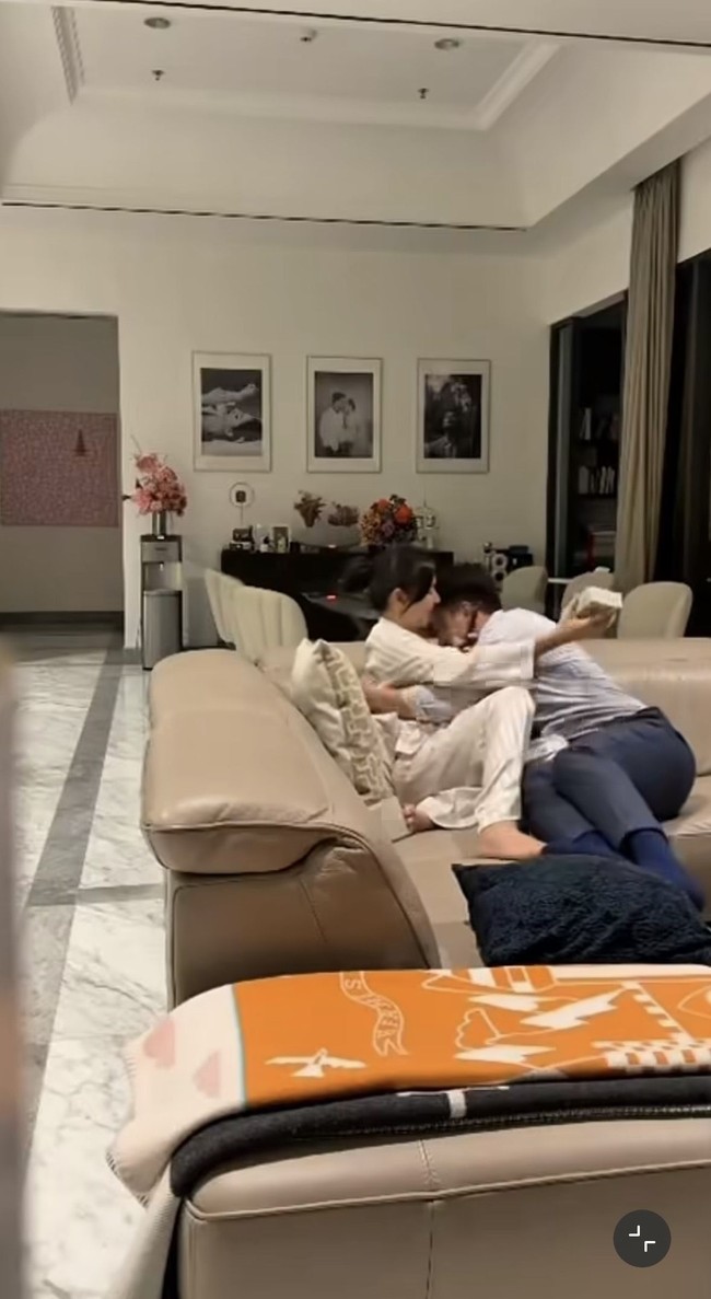 Tampil santai kenakan piyama, Jessica langsung membagikan kabar bahagia setelah suaminya pulang. Mengetahui sang istri hamil, Yakup pun langsung memeluk Jessica. Foto: Instagram/@jscmila