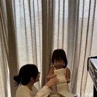Jessica juga membagikan kabar tersebut kepada putri kecilnya, Kyarra. Lahir pada 20 Maret 2024, saat ini Kyarra berusia 2 tahun dan akan segera menjadi seorang kakak. Foto: Instagram/@jscmila