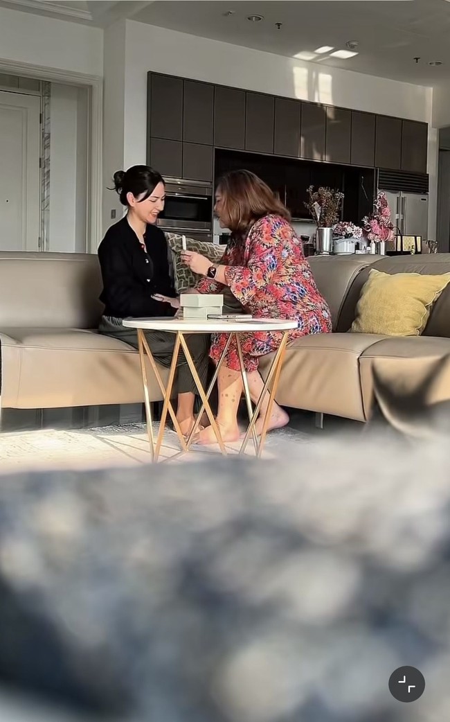 Momen saat Jessica membagikan kabar kehamilannya kepada ibunya. Turut bahagia, sang bunda pun langsung mengelus perut Jessica. Foto: Instagram/@jscmila