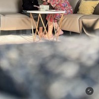 Momen saat Jessica membagikan kabar kehamilannya kepada ibunya. Turut bahagia, sang bunda pun langsung mengelus perut Jessica. Foto: Instagram/@jscmila