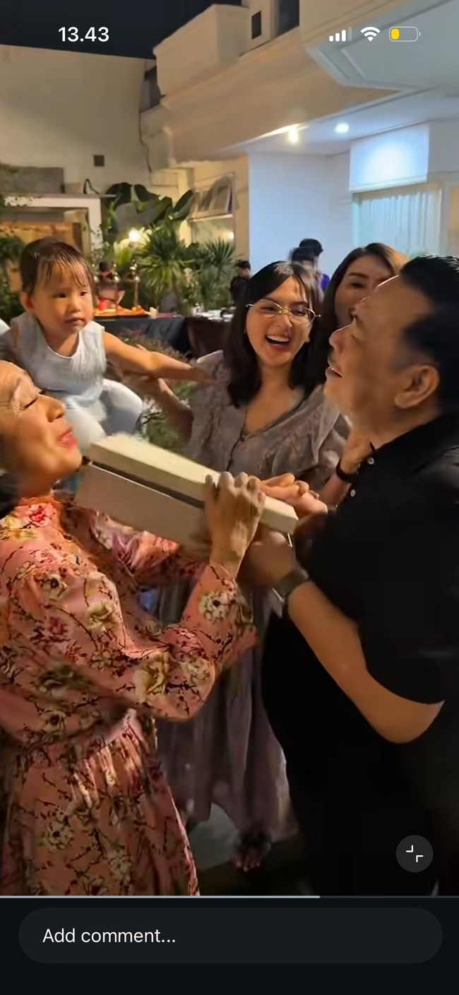 Jessica juga menyampaikan kabar bahagia itu ke orangtua Yakup sekaligus mertuanya. Kedua orangtua Yakup itu pun langsung berteriak kegirangan. Foto: Instagram/@jscmila