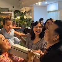 Jessica juga menyampaikan kabar bahagia itu ke orangtua Yakup sekaligus mertuanya. Kedua orangtua Yakup itu pun langsung berteriak kegirangan. Foto: Instagram/@jscmila