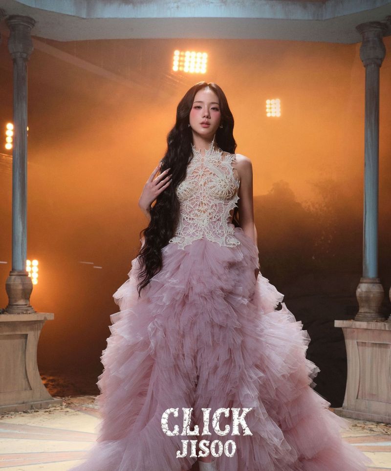 Jisoo BLACKPINK Penampilan Jisoo BLACKPINK dalam video klip lagu terbarunya CLICK.