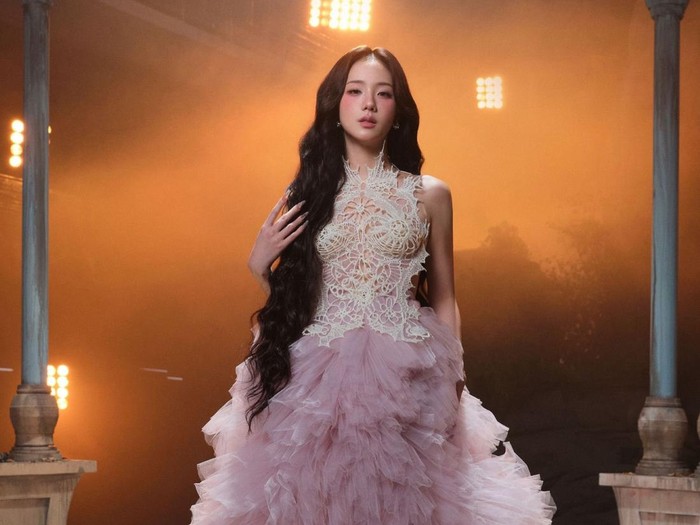 Penampilan Jisoo BLACKPINK dalam video klip lagu terbarunya CLICK.