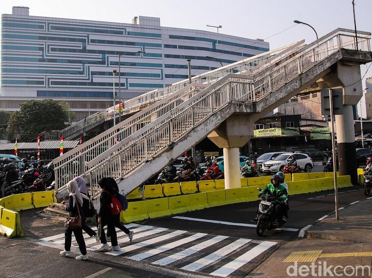 JPO Tengah Jalan Cawang Kini Dilengkapi Zebra Cross