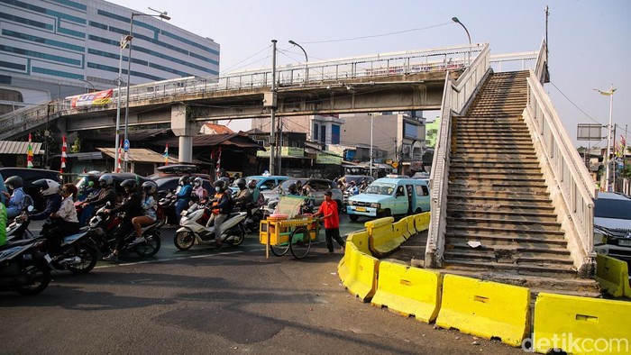 Seorang warga menyeberangi jalan menggunakan zebra cross di Jalan Dewi Sartika, Cawang, Jakarta, Selasa (15/9/2026).