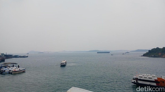 Kabut asap menyelimuti wilayah Batam, Kepulauan Riau, Selasa (15/9/2026).