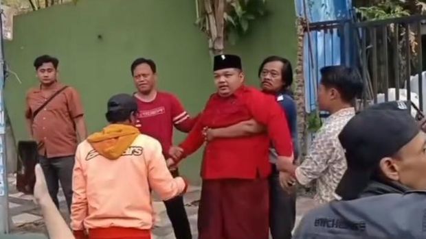 Kader PDIP Surabaya dipecat Achmad Hidayat saat ngamuk dan hendak bakar diri di depan kantor DPC PDIP Surabaya Jalan Setail pada Jumat 17 Juli 2026