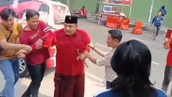Achmad Hidayat saat ngamuk dan hendak bakar diri di depan kantor DPC PDIP Surabaya Jalan Setail pada Jumat 17 Juli 2026