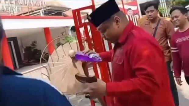Kader PDIP Surabaya dipecat Achmad Hidayat saat ngamuk dan hendak bakar diri di depan kantor DPC PDIP Surabaya Jalan Setail pada Jumat 17 Juli 2026