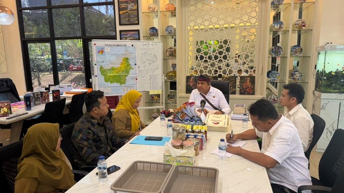 Kadis DPPR Kota Balikpapan, Irma Pertiwi Aryana Musa penuhi panggilan Ditresnarkoba Pola Kaltim terkait mobil dinas digunakan saat transaksi narkoba. (dok. Polda Kaltim)