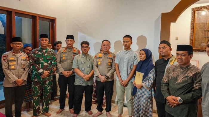 Kapolres Metro Depok Kombes Christian Rony Putra ikut mendoakan jurnalis yang hilang di Selat Sunda saat meliput erupsi Gunung Anak Krakatau.