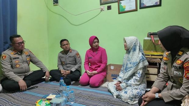 Kapolres Tangsel menyambangi keluarga salah satu jurnalis yang hilang di Selata Sunda saat meliput aktivitas Gunung Anak Krakatau di kawasan Serpong. (Dok Ist)