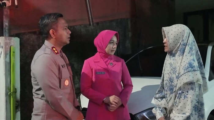 Kapolres Tangsel menyambangi keluarga salah satu jurnalis yang hilang di Selata Sunda saat meliput aktivitas Gunung Anak Krakatau di kawasan Serpong. (Dok. Istimewa)