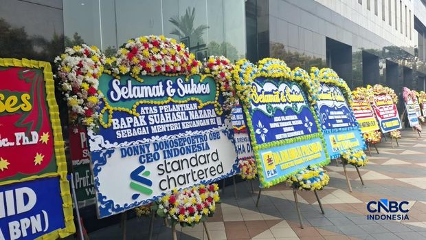 Karangan bunga ucapan selamat untuk Menteri Keuangan Suahasil Nazara penuhi gedung Kementerian Keuangan di Jakarta, Selasa (15/9/2026). (CNBC Indonesia/ Chandra Dwi Pranata)